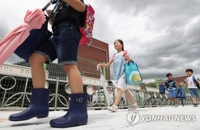 태풍 북상, 초등학교 단축수업 실시 (세종=연합뉴스) 이진욱 기자 = 제19호 태풍 '솔릭'이 한반도를 강타한 23일 오전 세종시 조치원대동초등학교에서 학생들이 단축수업 뒤 하교하고 있다. 2018.8.23 cityboy@yna.co.kr