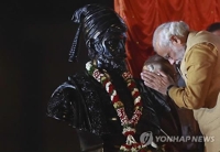 2014년 4월 인도 뭄바이에서 당시 인도국민당(BJP) 총리 후보였던 나렌드라 모디 인도 총리가 17세기 이 지역을 통치한 마라타 동맹 시조인 차트라파티 시바지 왕의 흉상에 경의를 나타내고 있다. 인도 정부는 뭄바이 앞 해상에 192ｍ높이의 시바지 왕 조각상을 건설하기로 하고 24일 기공식을 열었다.[AP=연합뉴스 자료사진]