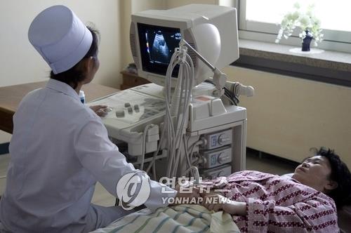 병원에서 산전관리를 받는 북한 임신부