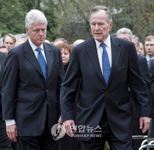 빌 클린턴 전 대통령과 조지 H.W.부시 전 대통령(오른쪽)