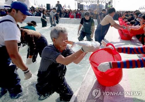 "포근한 일요일" 전국 축제장·유명산·유원지 '북적'