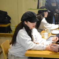 (서울=연합뉴스) 김경윤 기자 = 고교 시절 지도자로부터 성폭행을 당했다고 주장하는 전 유도선수 신유용 씨가 14일 서울 관악구 한 카페에서 취재진의 질문에 답변하고 있다. 2019.1.14cycle@yna.co.kr