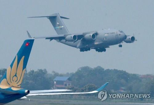 노이바이 공항 착륙하는 미국 수송기