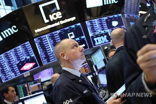 모니터 주시하는 NYSE 트레이더 (뉴욕 AFP=연합뉴스)