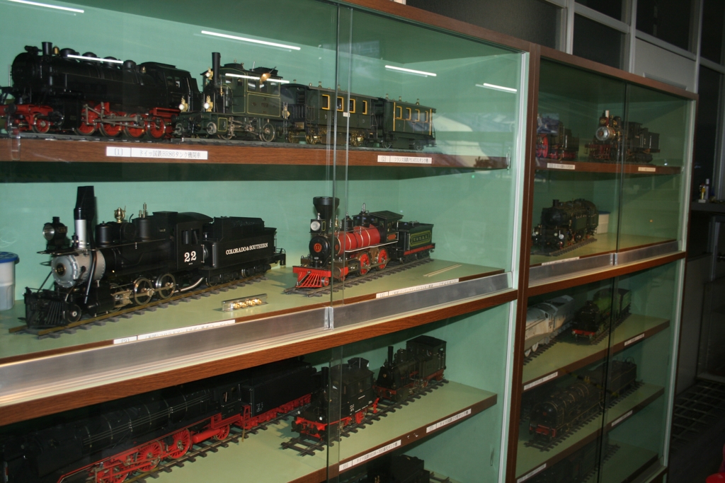 하드록 공장 내 '미니 철도박물관'에 있는 다양한 기관차 모형들