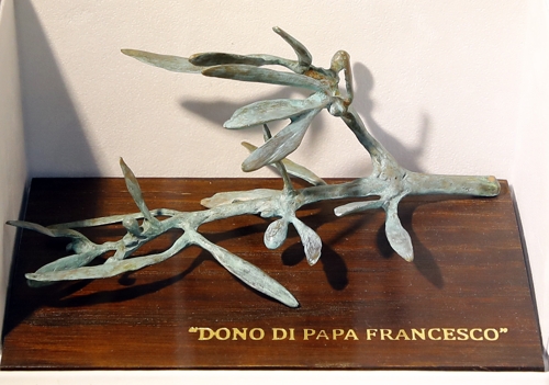프란치스코 교황의 선물 '청동 올리브 가지'