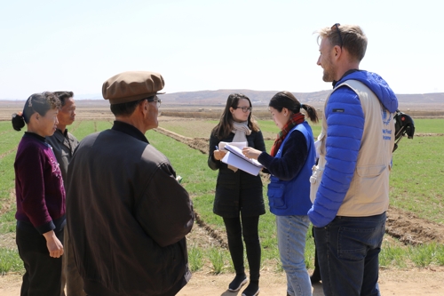 지난 3월 북한 황해남도의 한 보리밭을 방문해 작황을 파악하고 있는 제임스 벨그레이브 세계식량계획(WFP) 대변인 [WFP 제공] 