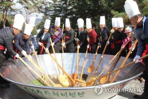 성큼 다가온 초여름…충북 미세먼지에도 행락객 '북적'