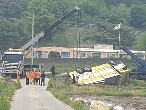 파주서 소방차량 농로에 빠져 뒤집혀…인명피해 없어