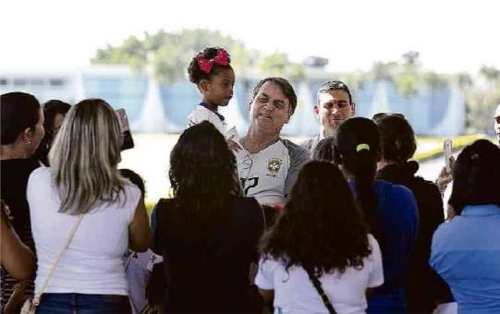 보우소나루 대통령이 브라질리아 대통령궁 앞에서 지지자들을 만나고 있다. [브라질 일간 폴랴 지 상파울루]