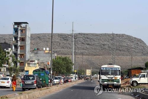 인도 뉴델리 동쪽 쓰레기 매립지 가지푸르의 2019년 6월 5일 현재 모습. [AFP=연합뉴스]