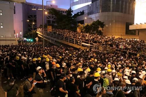 홍콩서 15시간 경찰청 포위시위 종료…경찰 "위법에 엄중조치"