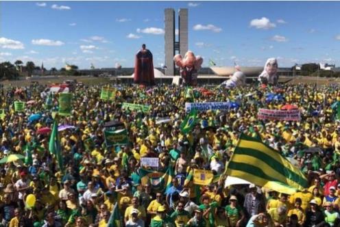 수도 브라질리아의 연방의회 앞에서 지난달 30일(현지시간) 부패 수사와 세르지우 모루 법무장관을 지지하는 시위가 벌어졌다. [브라질 뉴스포털 UOL]