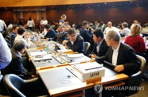 24일(현지시간) 세계무역기구(WTO) 일반이사회가 열린 회의장에서 한국 정부 대표단과 일본 정부 대표단이 나란히 앉아 있다. [로이터=연합뉴스]