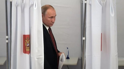 (리아노보스티=연합뉴스) 시의회 선거가 치러진 모스크바 시내 투표소에서 8일 한표를 행사하는 블라디미르 푸틴 대통령. 