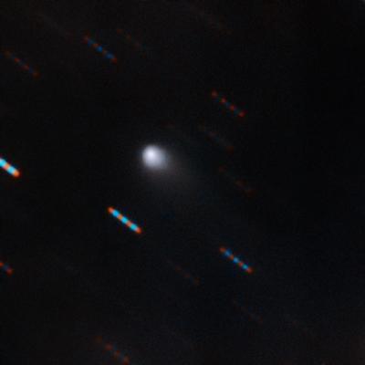 태양계 두 번째 외계손님 C/2019 Q4(보리소프·중앙 흰점)제미니 다천체분광기로 촬영한 이미지로 청색과 붉은색 컬러띠는 주변의 별. 노출시간이 60초로 혜성이 움직이면서 주변 별이 띠 형태로 포착됐다 / 제니미천문대 제공-연합뉴스
