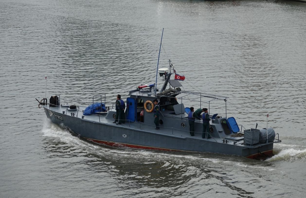 압록강에서 목격된 북한 경비정으로 보이는 선박