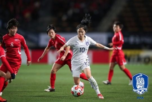 여자축구 남북대결에 나선 한국의 이민아(중앙)