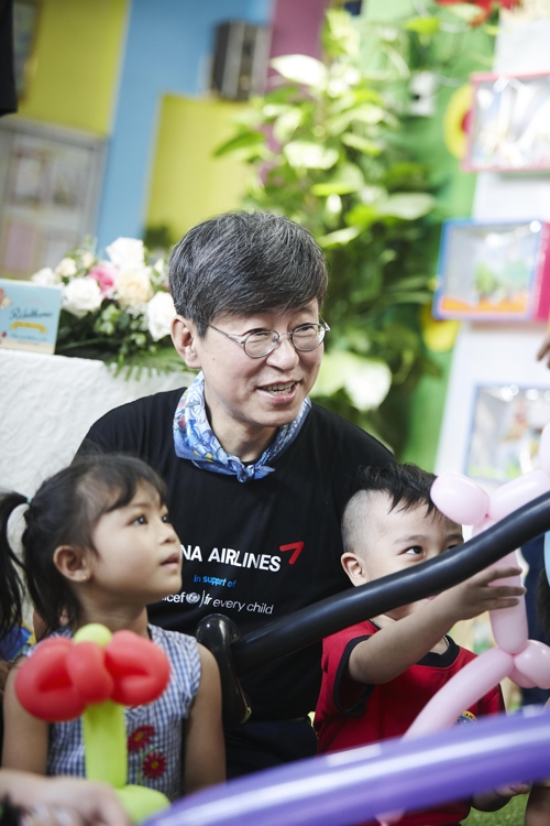 지난 5일 이기철 사무총장이 유니세프한국위원회와 아시아나항공이 지원사업을 벌이는 베트남 호찌민의 보육시설 타오응우옌싸인센터를 방문해 어린이들과 함께 어울리고 있다. [유니세프한국위원회/문덕관 제공]