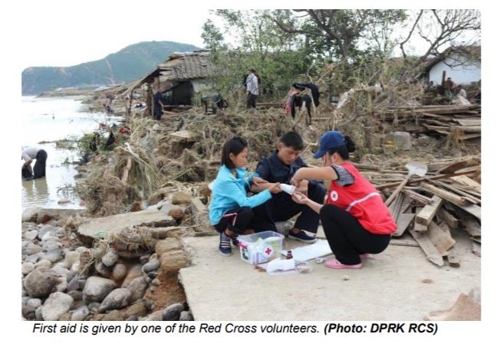 태풍 '링링' 수재민들을 돕는 국제적십자사연맹 자원봉사자