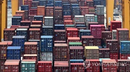 부산신항의 컨테이너 터미널 [연합뉴스 자료사진]