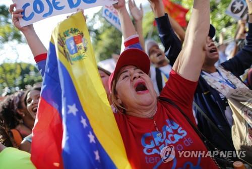 베네수엘라 국민들이 3일(현지시간) 수도 카라카스에서 친정부 시위를 벌이고 있다. [AP=연합뉴스]