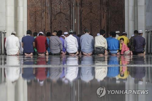 말레이 무슬림 6명, 금요일 기도 빠지고 소풍 갔다 징역 | 연합뉴스 말레이 무슬림 6명, 금요일 기도 빠지고 소풍 갔다 징역 | 연합뉴스