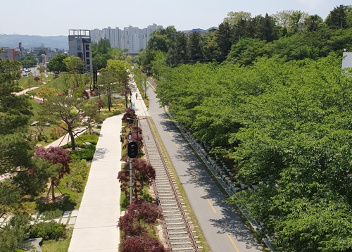  쓰레기 쌓인 폐 철길이 공원으로…포항 철길숲 인기