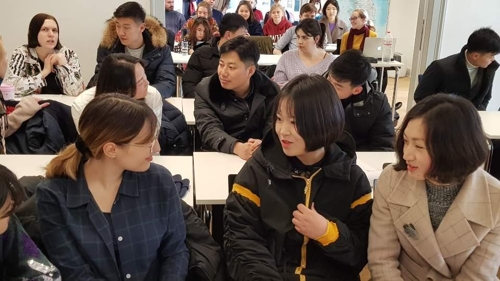 대화를 나누는 북한 학생들과 베를린자유대 학생들 [베를린=연합뉴스]