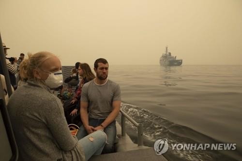 호주 해군함정으로 대피하는 산불 피해지역 주민들