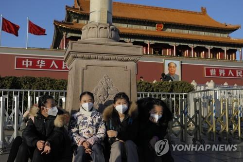 중국 베이징 톈안먼 앞에 있는 마스크를 쓴 소녀들