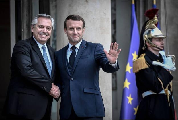알베르토 페르난데스 아르헨티나 대통령(왼쪽)이 지난주 프랑스 파리에서 에마뉘엘 마크롱 프랑스 대통령을 만났다. [브라질 뉴스포털 UOL]