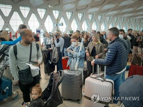 항공사들 운항 중단에 특별기 기다리는 승객들