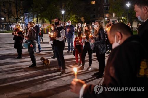 지난 18일 정교회 부활절을 맞아 촛불을 들고 나온 불가리아 정교회 신자들