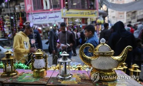라마단을 맞아 아랍식 전통 램프를 파는 가자지구 가게