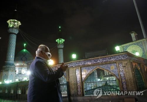 문이 닫힌 모스크 밖에서 기도하는 테헤란 시민