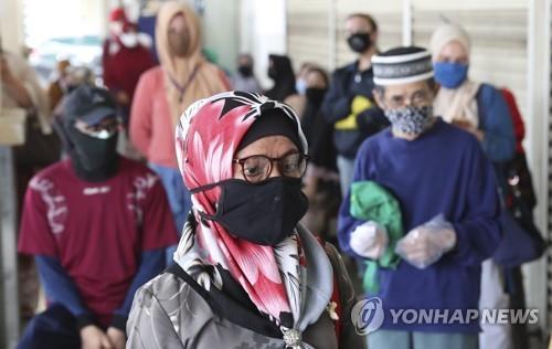 인도네시아 자카르타의 상점에서 마스크를 쓴 채 줄을 선 시민. [AP=연합뉴스]