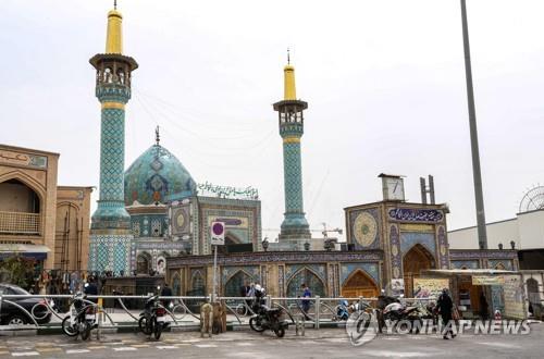 코로나19 전염을 막기 위해 문닫은 테헤란의 이맘 자데 살레 영묘