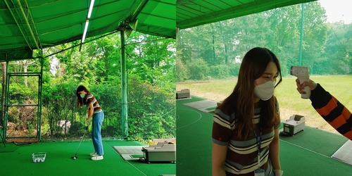 지난 11일 서울 소재 대학 야외 골프장에서 마스크를 쓰고 체육 수업에 임하는 모습
