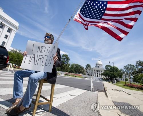 미 앨라배마주 몽고메리의 주의회 의사당 앞에서 한 주민이 경제 재개를 요구하는 항의시위를 벌이고 있다. [AP=연합뉴스 자료사진]