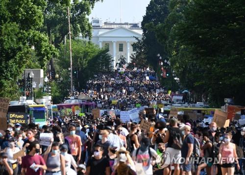 백악관 앞 거리를 가득 메운 시민들