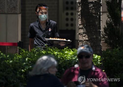 미국 메릴랜드주의 한 아시안 식당에서 종업원이 마스크를 쓴 채 음식을 나르고 있다. [AFP=연합뉴스 자료사진]