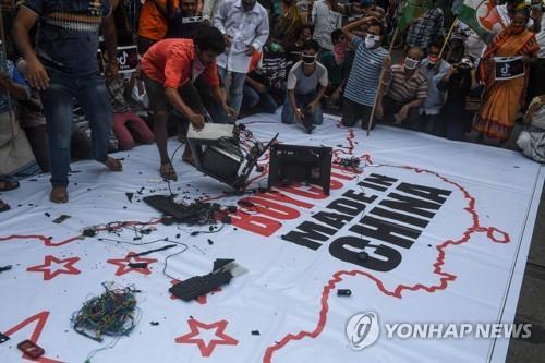 18일 인도 콜카타에서 중국 지도 위에서 중국산 제품을 부수는 시위대. [AFP=연합뉴스]