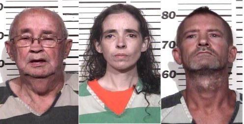 경찰에 체포된 의붓할아버지(왼쪽), 엄마(가운데), 계부(오른쪽)
