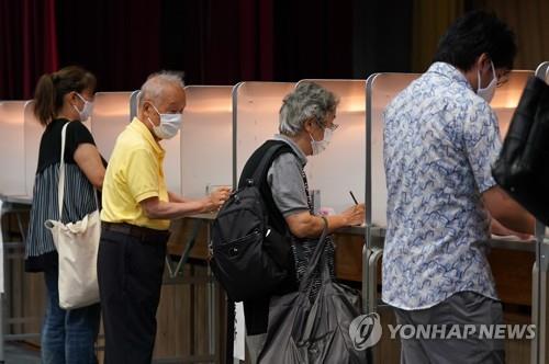 (도쿄 EPA=연합뉴스) 5일 일본 도쿄도에 마련된 도쿄지사 선거 투표소에서 유권자들이 필기구를 들고 투표용지에 기입하고 있다. 