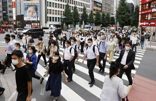(도쿄 교도=연합뉴스) 지난 29일 오후 일본 도쿄 신주쿠구의 횡단보도를 마스크 쓴 사람들이 건너고 있다.
