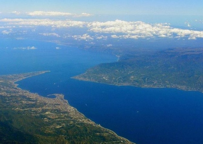 이탈리아 본토와 시칠리아섬(왼쪽) 사이의 메시나 해협. [ANSA 통신 자료사진]