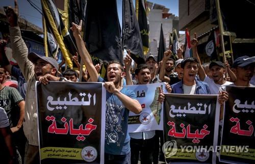 14일 팔레스타인 가자지구에서 이스라엘과 UAE의 관계정상화를 규탄하는 시위가 열렸다.[AFP=연합뉴스]