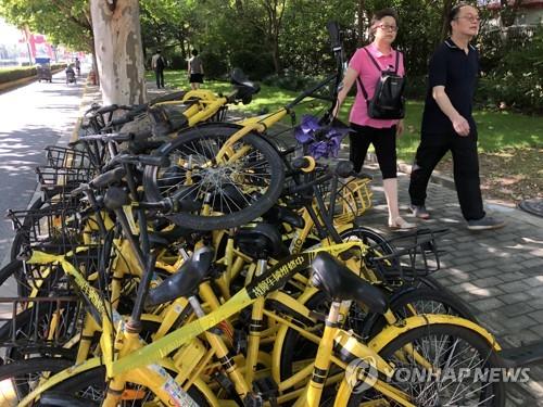 고장 난 채 방치된 중국의 공유 자전거