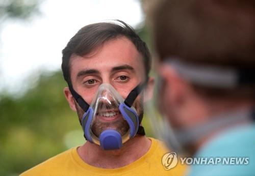 투명한 마스크를 쓴 남성 [AFP=연합뉴스 자료사진]